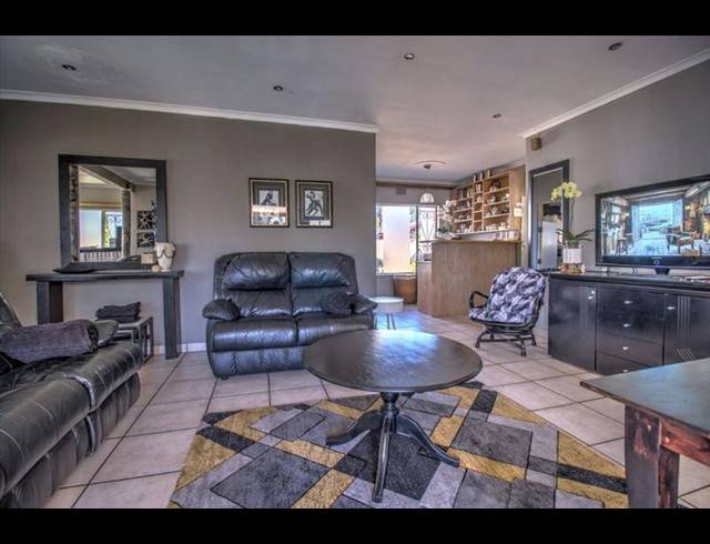 3 BEDROOM SIMPLEX FOR SALE IN VAN RIEBEECK PARK
